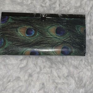 Brand 🆕 w/o tags peacock 🦚 color/style clutch